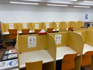 仕切りのついた自習室の席