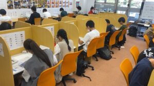 自習室の席で勉強する生徒たち