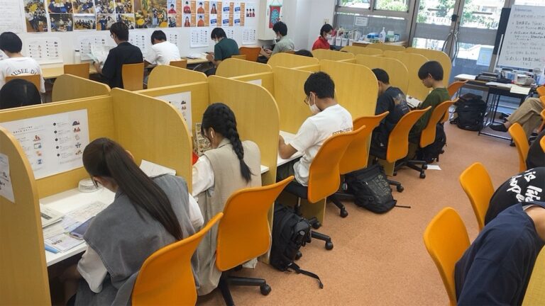 自習室の席で勉強する生徒たち