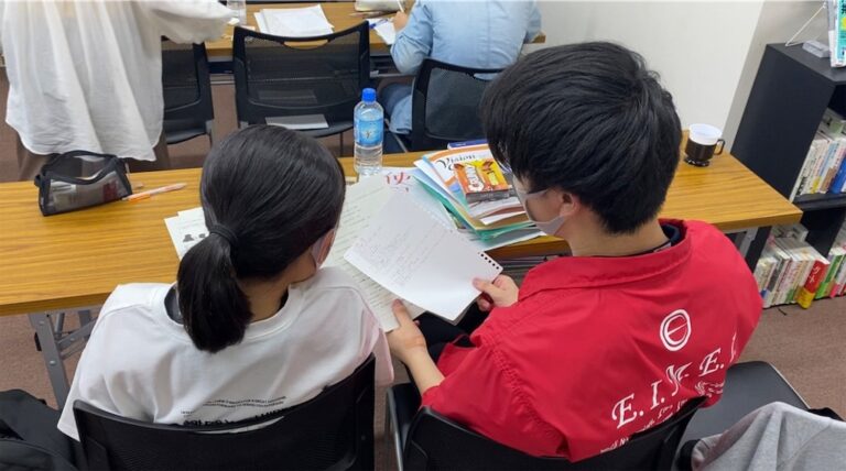 講師と生徒が資料を見ながら話し合う様子